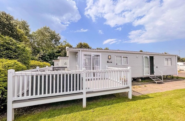 Beautiful 6 berth caravan at Southview Holiday Park in Skegness ref 33031S