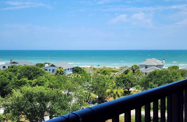 Beautiful 6th floor, cathedral ceiling, ocean view condo