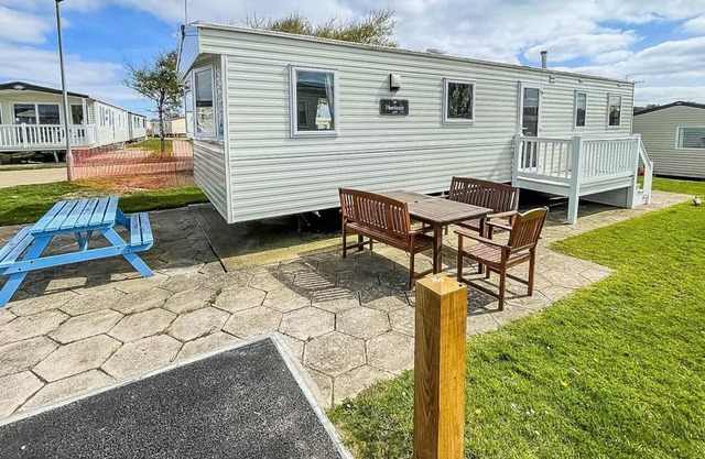 Beautiful 8 berth caravan for hire at Hopton Haven Park in Norfolk ref 80087G