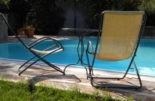Angenehme Wohnung in einem Ferienhaus mit Pool, TV, Innenhof, Haustiere erlaubt und Parkplatz