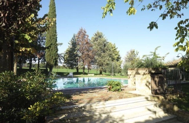 Gemütliche Wohnung in einem Ferienhaus mit Pool, TV, Innenhof, Haustiere erlaubt und Parkplatz