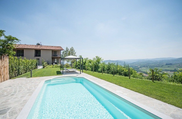 Wohnung in einem Ferienhaus mit W-LAN, Pool, Klimaanlage, TV, Innenhof, Panoramablick, Parkplatz