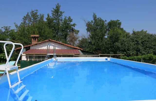 Herrliche Wohnung in einem Ferienhaus mit W-LAN, Pool, TV, Innenhof, Haustiere erlaubt, Parkplatz