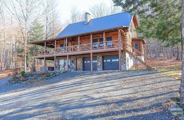 Beautiful Adirondack Log Cabin on Lake Sacandaga with Hot Tub