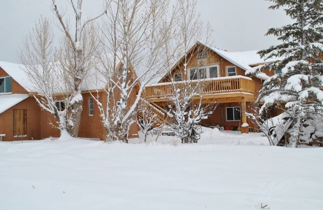 Schönes Adobe-Haus in den Nordmittelgebirgen von New-Mexiko