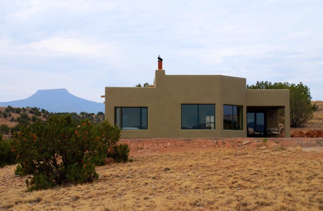 Schönes Adobe, das Geist-Ranch und Abiquiu See übersieht