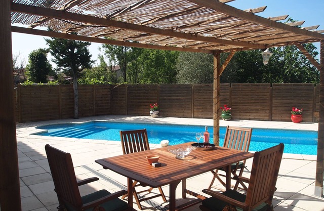 Beautiful air-con villa with private pool In the canal-side village of Homps