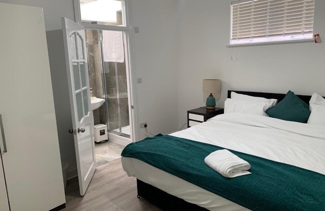 Beautiful All room En-suite 4 bedrooms house , Free parking, WiFi, Corporate, Contractors, Family relocation, CONTACT US FOR LONG TERM RATE