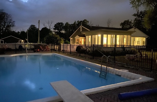 Beautiful All Season Lake Home w pool and hot tub