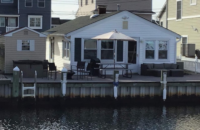 Schönes & Gemütliches Haus aus Jersey am Wasser