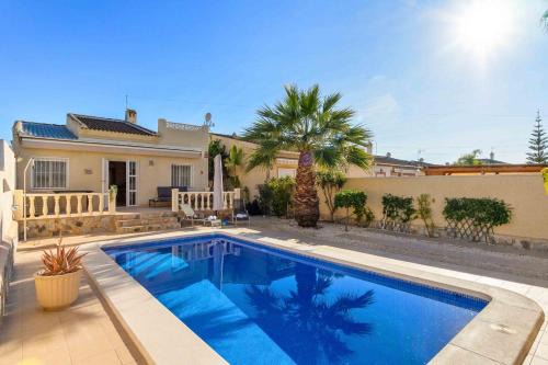 Beautiful and cozy Villa with private pool in urb, San Luis, El Chaparral, Torre