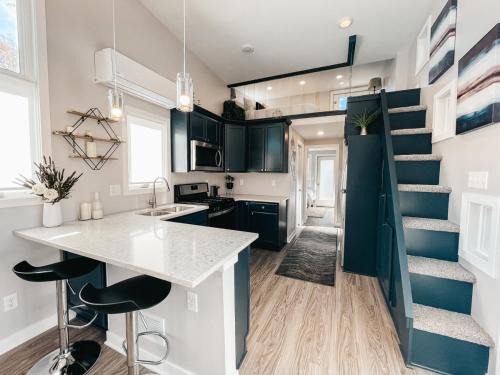 Beautiful and Elegant River Front Cottage