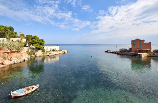 Beautiful and lovingly designed vacation apartment in the harbor town of Porticello.