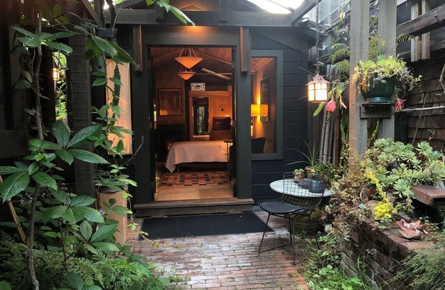 Schöne und Lush Versteckte Wisteria Cottage