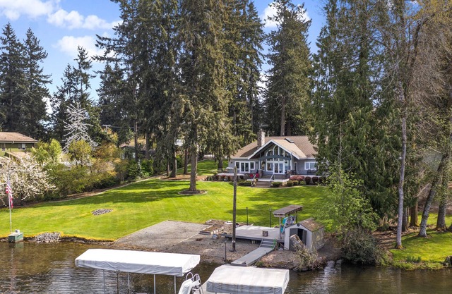 Beautiful and Luxury Family Friendly Lakefronts Home