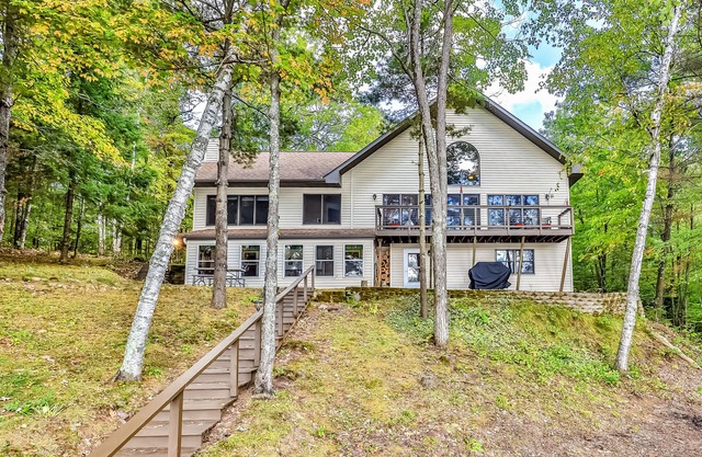 Beautiful and quiet lake home w/air hockey, foosball, firepit, WiFi, central AC