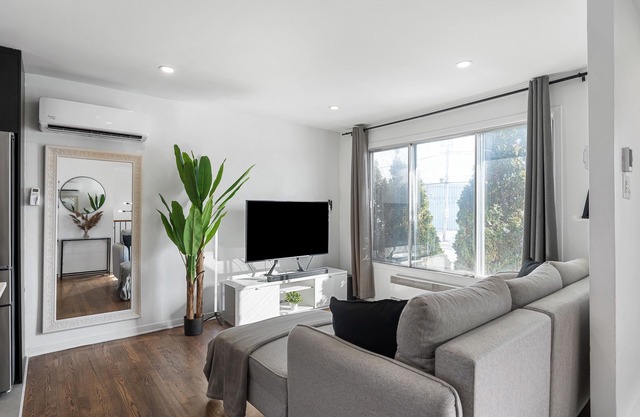 Beautiful and renovated house near Montreal and next to everything you need