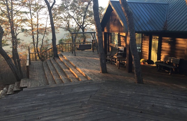 Hermosa y espaciosa cabaña de dos dormitorios y dos baños ubicada en las montañas de Kiamichi