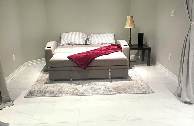 Beautiful and Spacious Basement Guest Suite in a Prime location