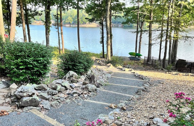 Beautiful and Spacious Lake Front Home. Golf, Kayaks, Minutes from Hot Springs!
