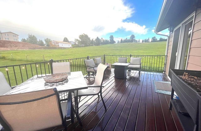 Beautiful and Spacious Getaway Nestled in the Black Hills, close to attractions