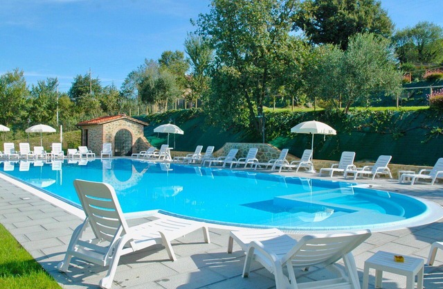 Herrliche Wohnung in einem Ferienhaus mit Klimaanlage, W-LAN, Pool, TV, Innenhof und Parkplatz