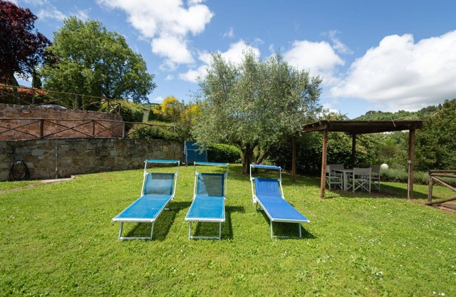 Schöne Wohnung in einem Ferienhaus mit W-LAN, Pool, TV, Innenhof, Haustiere erlaubt, Parkplatz