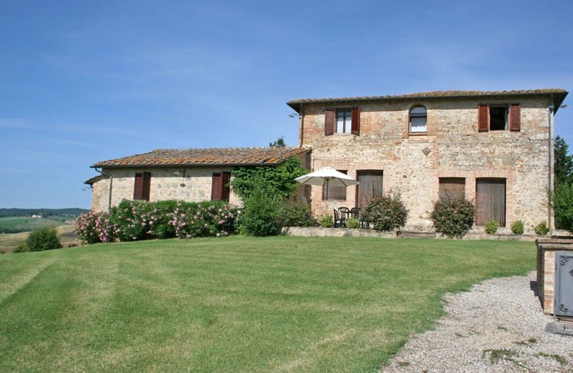 Gemütliche Wohnung für 4 Leute mit Pool, W-LAN, Innenhof, Panoramablick und Parkplatz, bei Siena
