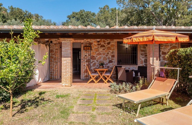 Wohnung in einem Ferienhaus mit Klimaanlage, W-LAN, TV, Terrasse, Haustiere erlaubt, Parkplatz