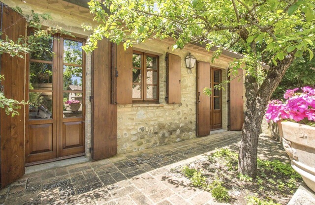 Wohnung in einem Ferienhaus mit W-LAN, Klimaanlage, Pool, TV, Veranda, Panoramablick, Parkplatz