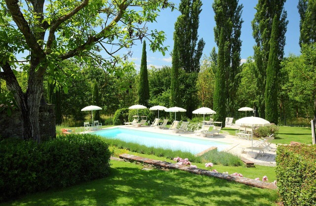 Angenehme Wohnung in einem Ferienhaus für 4 Leute mit Pool, W-LAN, TV, Innenhof und Parkplatz