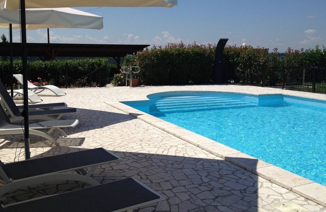 Wohnung in einem Ferienhaus mit W-LAN, Pool, Whirlpool, Klimaanlage, TV, Panoramablick, Parkplatz