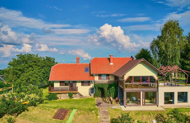 Angenehme Wohnung in einem Ferienhaus mit Klimaanlage, W-LAN, Whirlpool, TV, Innenhof, Parkplatz