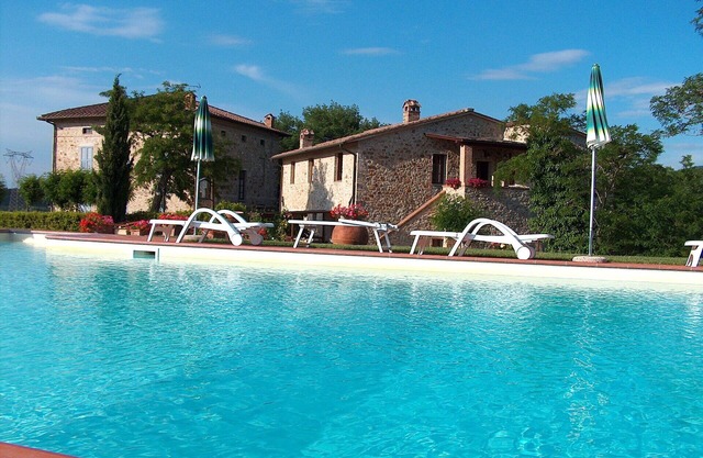 Angenehme Wohnung in einem Ferienhaus mit Pool, W-LAN, TV, Innenhof, Panoramablick und Parkplatz