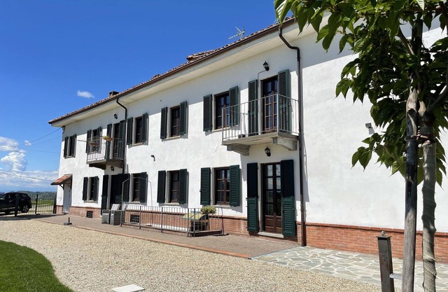 Schöne Wohnung für 4 Personen mit W-LAN, TV, Terrasse, Panoramablick und Parkplatz, bei Asti