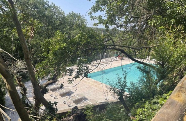 Angenehme Wohnung mit Pool, W-LAN, Klimaanlage, TV, Innenhof, Haustiere erlaubt und Parkplatz