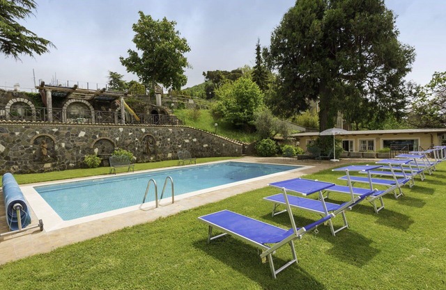 Schöne Wohnung in einem Ferienhaus mit W-LAN, privatem Pool, Klimaanlage, TV, Innenhof, Parkplatz
