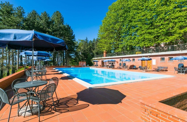 Gemütliche Wohnung in einem Ferienhaus mit Pool, W-LAN, TV, Terrasse, Haustiere erlaubt, Parkplatz