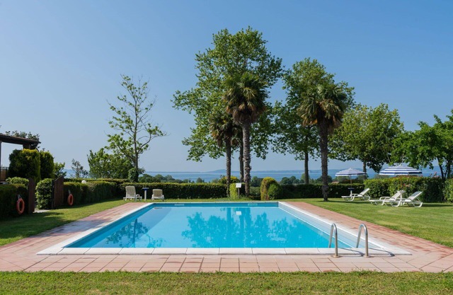 Angenehme Wohnung in einem Ferienhaus mit Pool, W-LAN, TV, Terrasse, Haustiere erlaubt, Parkplatz