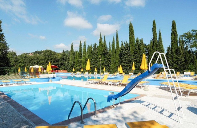 Schöne Wohnung in einem Ferienhaus mit W-LAN, Pool, TV, Innenhof, Haustiere erlaubt, Parkplatz