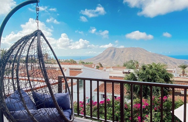 Schöne Ferienwohnung 98 qm mit Meerblick 2 SZ ,Balkon + Terrasse ,Pool,Free wifi
