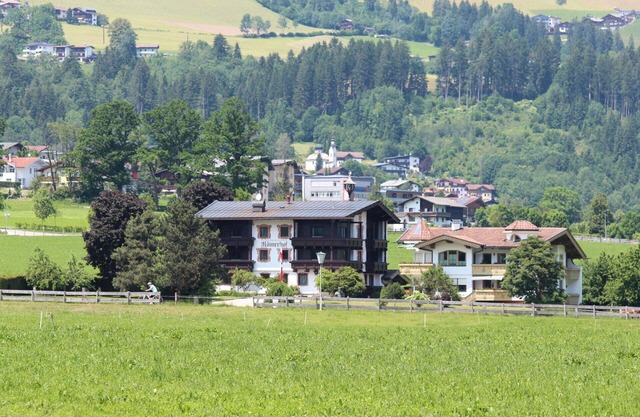 Schöne Wohnung für 4 Leute mit W-LAN, TV, Balkon, Haustiere erlaubt, Panoramablick und Parkplatz