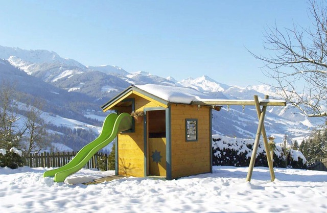 Gemütliche Wohnung in einem Ferienhaus für 8 Gäste mit W-LAN, Pool, TV, Balkon und Parkplatz
