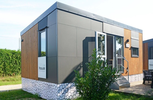 Angenehme Wohnung in einem Ferienhaus mit W-LAN, TV, Terrasse, Haustiere erlaubt und Parkplatz