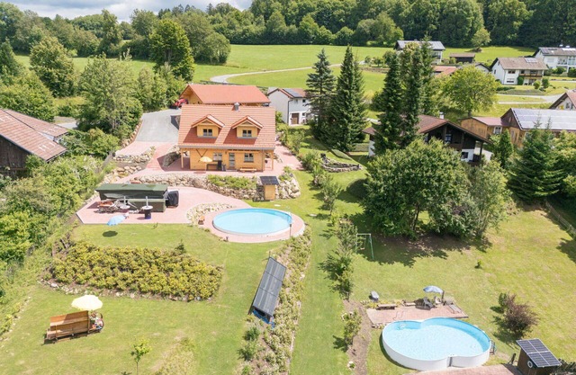 Herrliche Wohnung in einem Ferienhaus mit W-LAN, Whirlpool, Pool, TV, Innenhof und Parkplatz