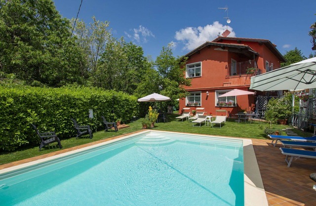 Schöne Wohnung für 8 Leute mit W-LAN, Pool, TV, Terrasse, Haustiere erlaubt und Parkplatz