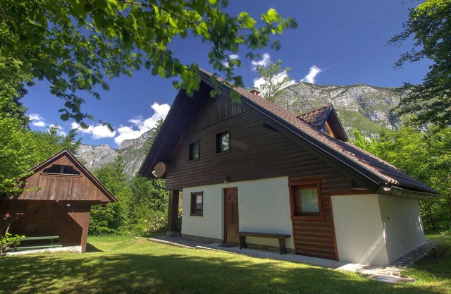 Schöne Wohnung für 5 Gäste mit TV, Innenhof und Parkplatz