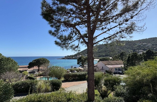 Schöne Wohnung mit W-LAN, Klimaanlage, Pool, Terrasse, Haustiere erlaubt, Panoramablick, Parkplatz