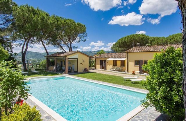 Gemütliche Wohnung für 4 Personen mit Pool, W-LAN, TV, Terrasse, Haustiere erlaubt und Parkplatz