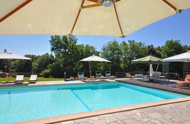Angenehme Wohnung für 4 Personen mit Pool, TV, Panoramablick und Parkplatz
